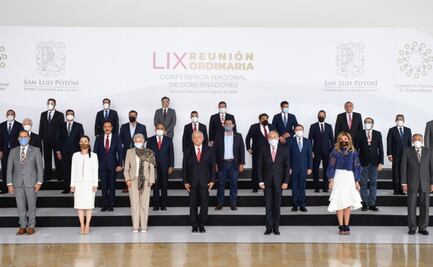 Sin cubrebocas, AMLO y dos gobernadores más en foto oficial de reunión de la Conago