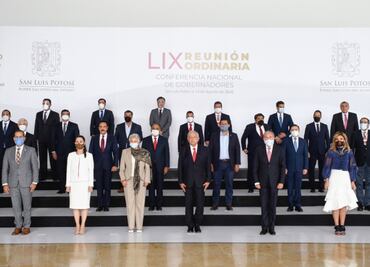 Sin cubrebocas, AMLO y dos gobernadores más en foto oficial de reunión de la Conago
