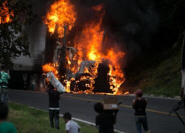 Clashes erupt between normalistas and police in Michoacán