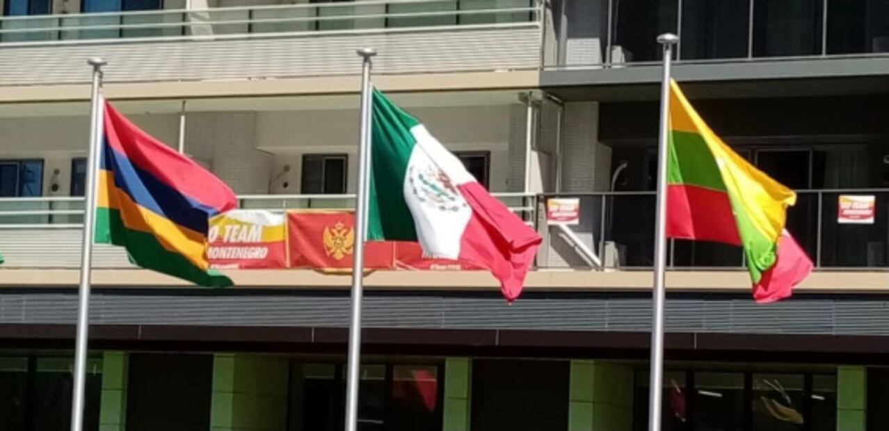 Bandera mexicana ya ondea en la Villa Olímpica de Tokio; Covid-19 impide la ceremonia