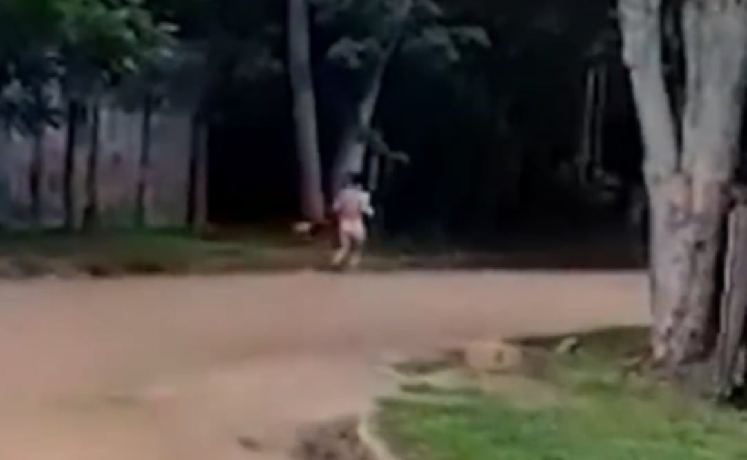 La mujer fue grabada mientras corría por la calle desnuda. Foto: Tomada del video