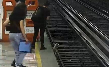 Jefe de estación rescata a perrito que cayó a vías del Metro Cuitláhuac