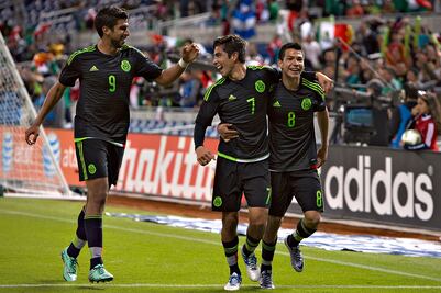 "Chucky" Lozano quiere a Pizarro en el PSV