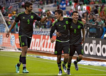 "Chucky" Lozano quiere a Pizarro en el PSV