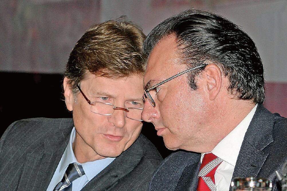 Enrique de la Madrid, titular de la Sectur, junto a Luis Videgaray, secretario de Hacienda, ayer durante el lanzamiento del programa Mejora tu Hotel (CARLOS PEREDA. NOTIMEX)