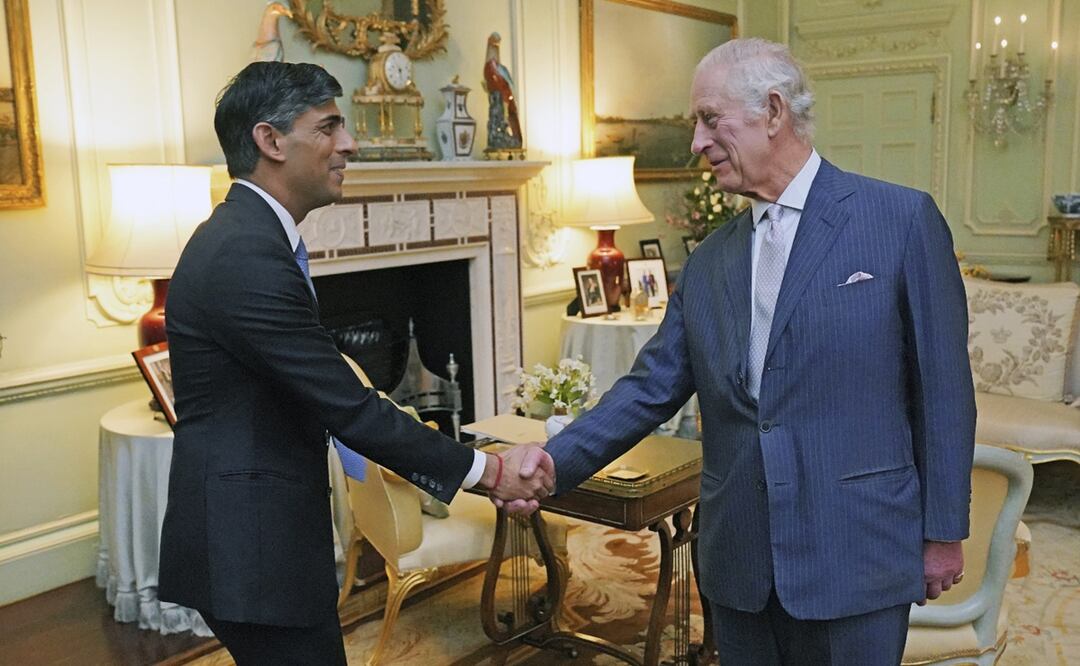 El rey Carlos III y el primer ministro británico, Rishi Sunak, se dan la mano durante su reunión en el Palacio de Buckingham. Foto: AP