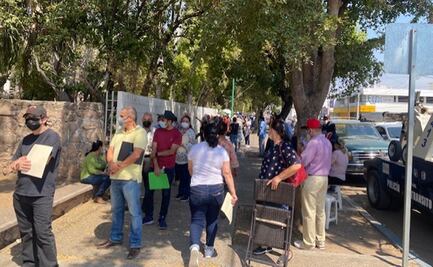 Adultos mayores esperan hasta 5 horas en Culiacán para registrarse por vacuna Covid