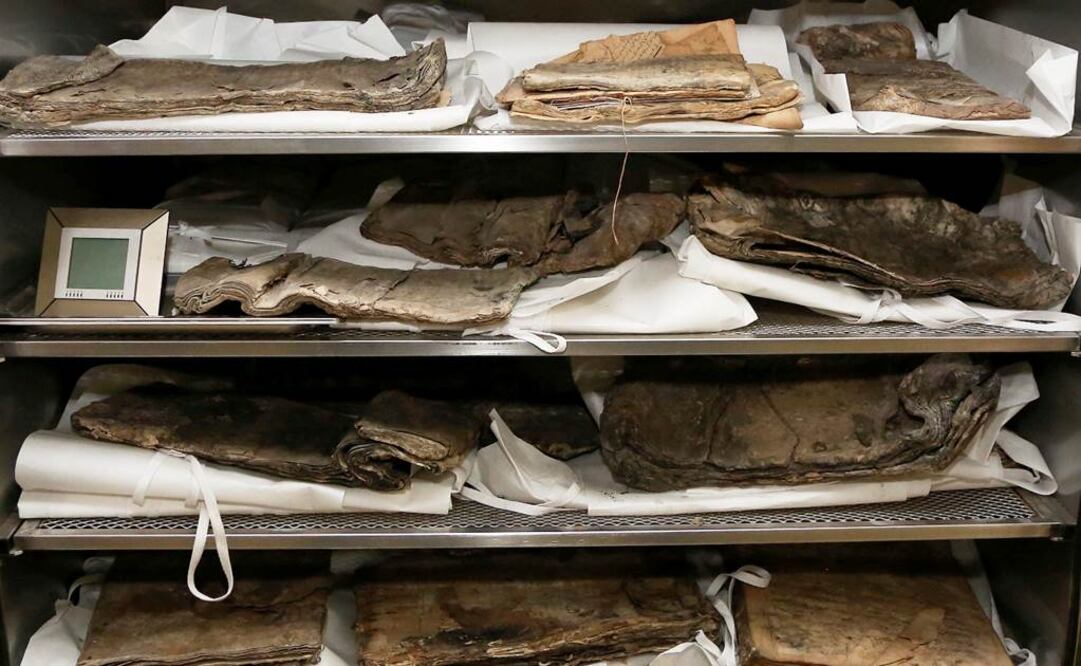 En 2003, desconocidos prendieron fuego al edificio y destruyeron el 25% de sus libros y un 60% de su archivo, incluso inapreciables documentos otomanos. El proceso de restauración equivale a una microcirugía. FOTO: Karim Kadim/AP.