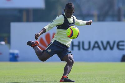 Captan a Darwin Quintero cuando intenta dar balonazo a reportero