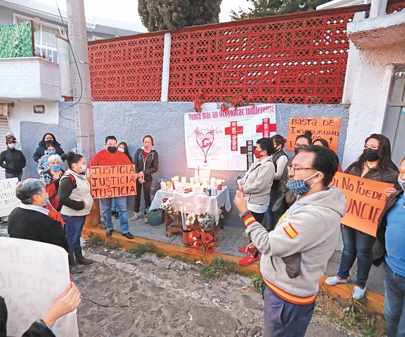 Vecinos de Ocoyoacac exigieron justicia por la familia ejecutada. Realizaron un pequeño homenaje a las víctimas. Foto: Especial