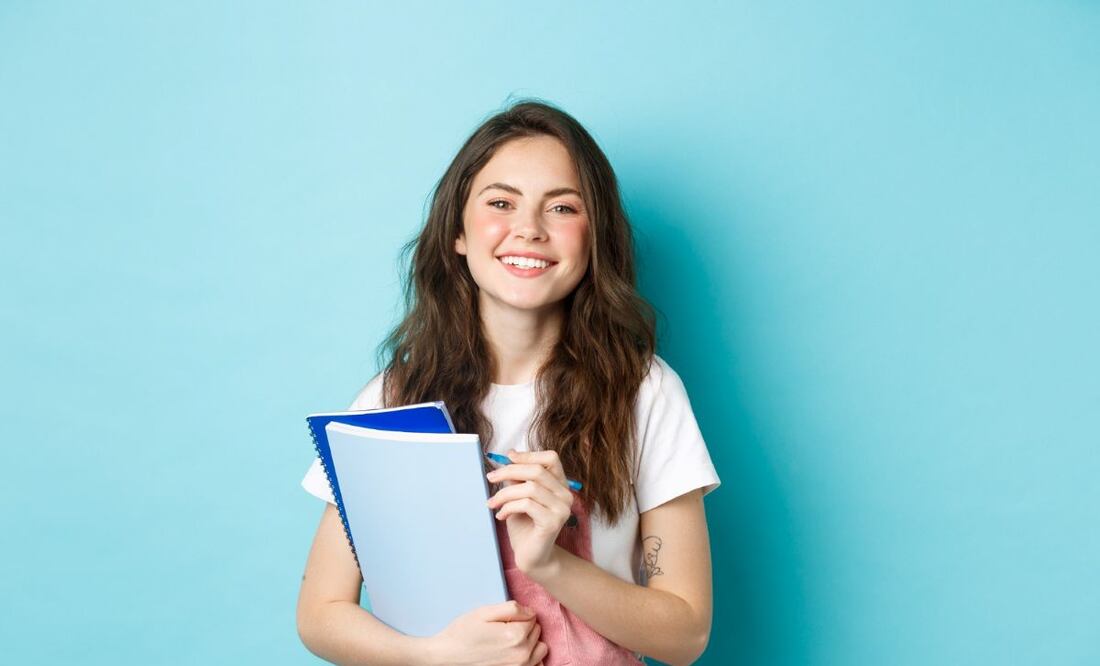 Inspírate para tu look de regreso a clases con un maquillaje natural que realza tu belleza. Foto: Freepik