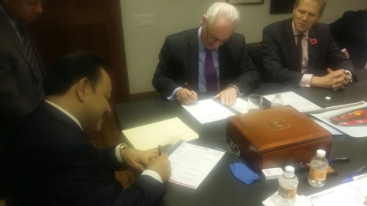 Autoridades atestiguaron el compromiso entre los representantes de los concesionarios de transporte público y la empresa británica Alexander Dennis (ESPECIAL)