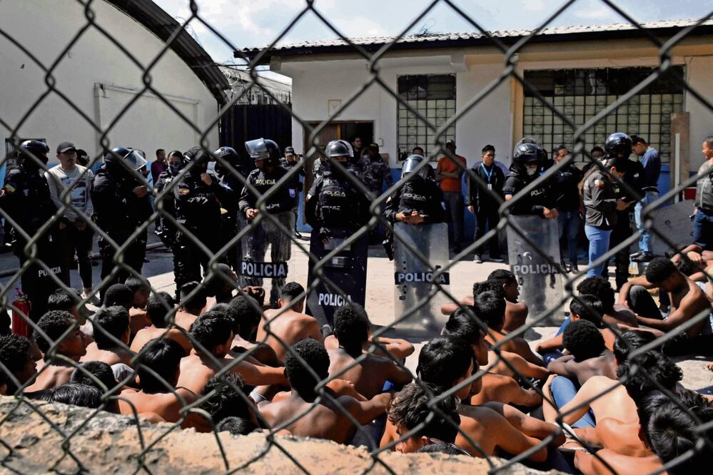 Policías ecuatorianos custodian a los reclusos en el Centro de Detención para Adolescentes Infractores Virgilio Guerrero después de un intento de motín en agosto en Quito. Foto: AFP