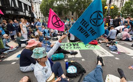 Activistas medioambientales bloquean calles en 5 ciudades del Reino Unido