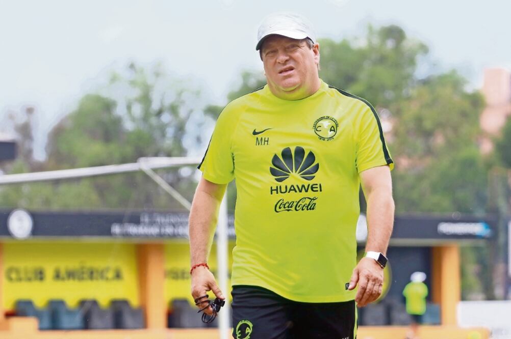 Miguel Herrera tomará en cuenta si Paolo quiere salir o no del club (IMAGO7)