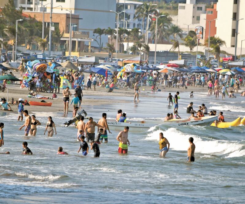 Pese a las restricciones, ciudadanos abarrotan las playas de Veracruz y se olvidan de la sana distancia. Foto: PATRICIA MORALES. EL UNIVERSAL