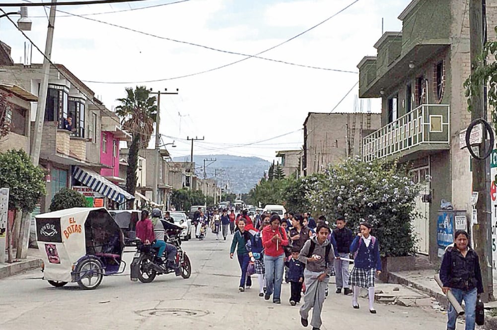 Los residentes salen a la calle armados con palos y tubos para defenderse de posibles ataques; decidieron, además, ir acompañados de otra persona (EMILIO FERNÁNDEZ ROMÁN)