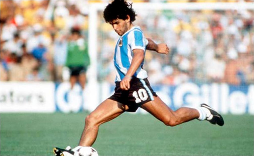Maradona golpea el balón en un partido con la selección de Argentina - Foto: conmebol.com
