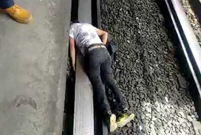 Cae joven a las vías del Metro tras sufrir una convulsión