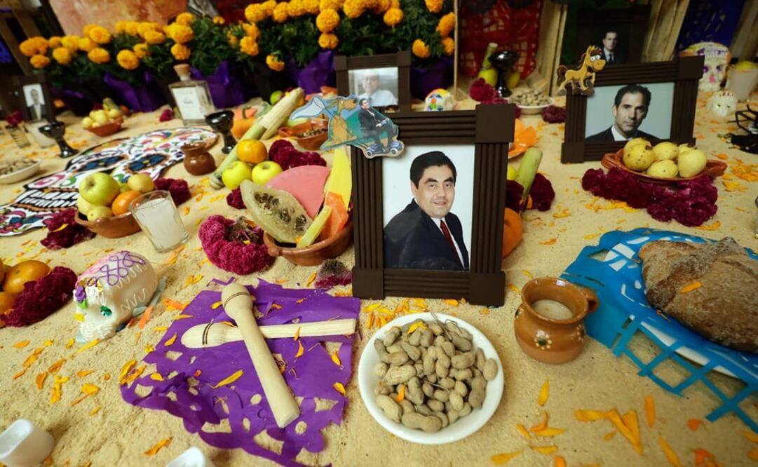 La Ofrenda de Muertos de la bancada del PRD se singularizó por incluir retratos de los coordinadores parlamentarios, y quienes han sido presidentes del Senado. /Iván Stephens