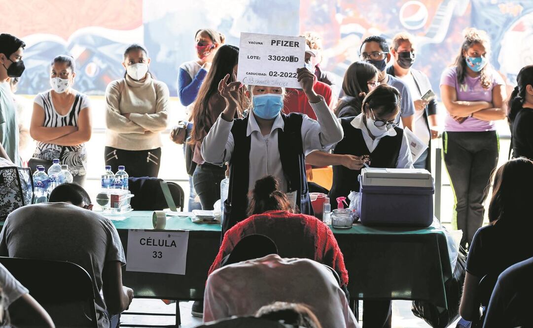 En la Ciudad de México inició ayer la vacunación de menores de 15 a 17 años. Foto: José Méndez. EFE
