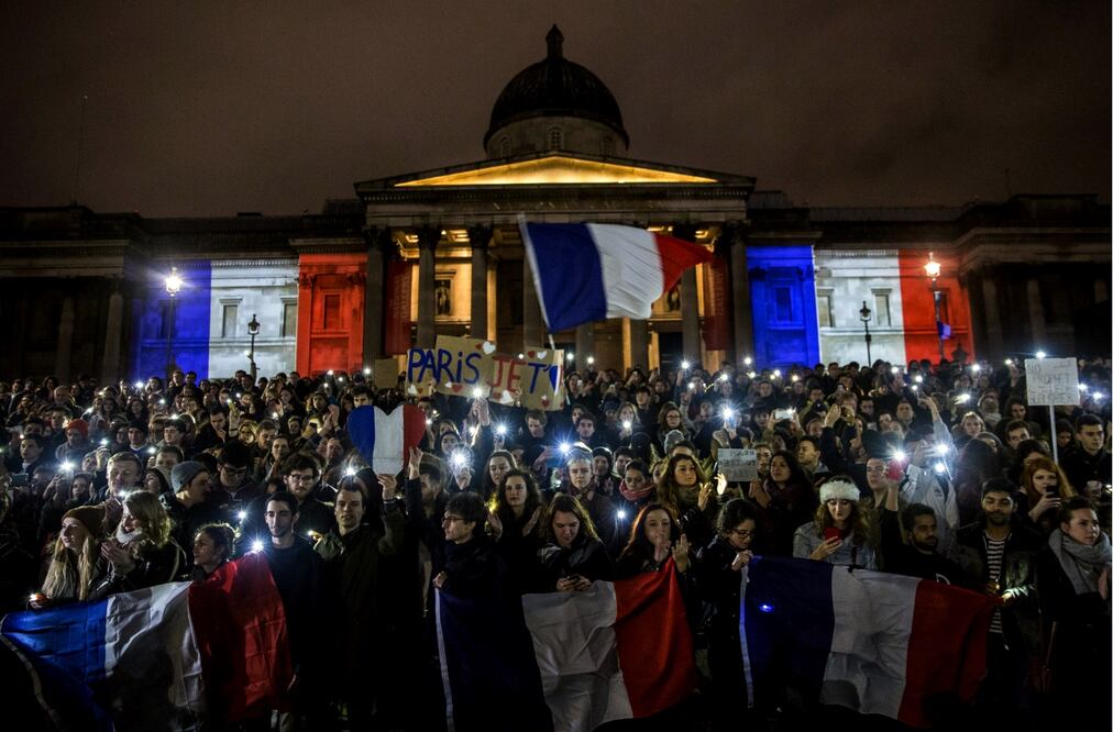 Miles de personas se reúnen en la Plaza Trafalgar en el centro de Londres, para celebrar la vigilia en honor a las decenas victimas de los atentados en París. Foto: EFE