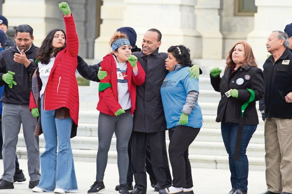 El congresista demócrata Luis Gutiérrez fue detenido junto con otros manifestantes que protestaban para defender a los beneficiarios del programa DACA, en el Capitolio, el pasado miércoles. (JOSÉ LUIS MAGANA. AP)