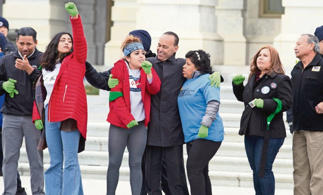 El congresista demócrata Luis Gutiérrez fue detenido junto con otros manifestantes que protestaban para defender a los beneficiarios del programa DACA, en el Capitolio, el pasado miércoles. (JOSÉ LUIS MAGANA. AP)