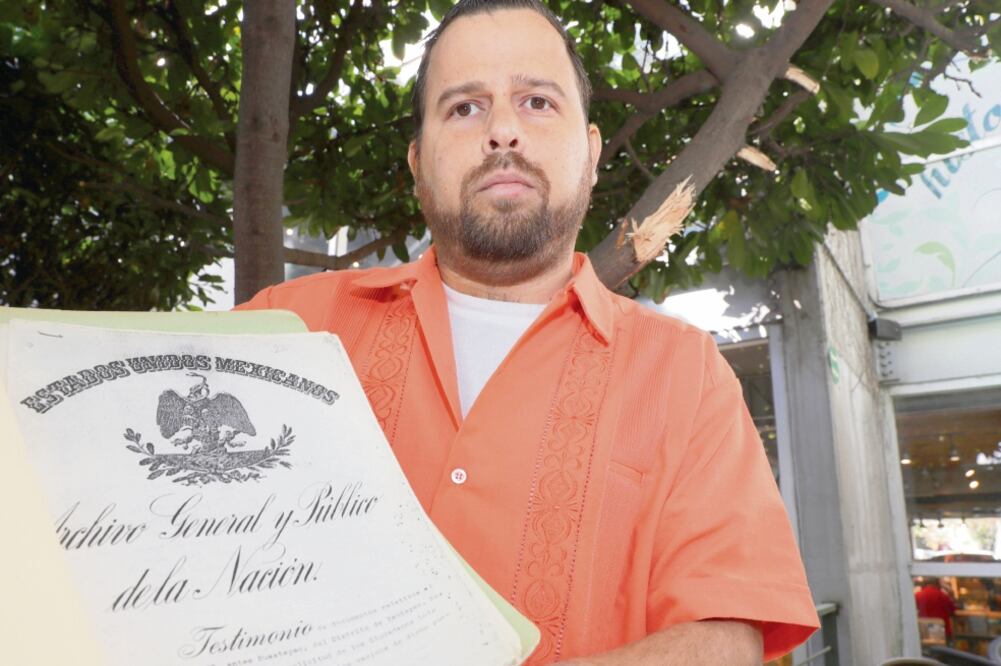 El periodista Mario Casasús, autor de libros como Pablo Neruda en Morelos 1941-1966 y Jesús Sotelo Inclán en Morelos (1939-1989), muestra una copia de los títulos primordiales de Anenecuilco. (FOTOS: LUIS CORTÉS. EL UNIVERSAL)