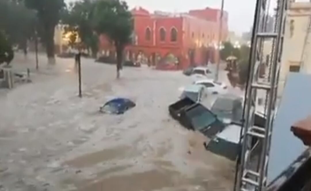 La tromba registrada la víspera, dejó inundaciones en Matehuala y arrastró al menos 300 vehículos. Foto: Tomada de Twitter de @pauvalpa