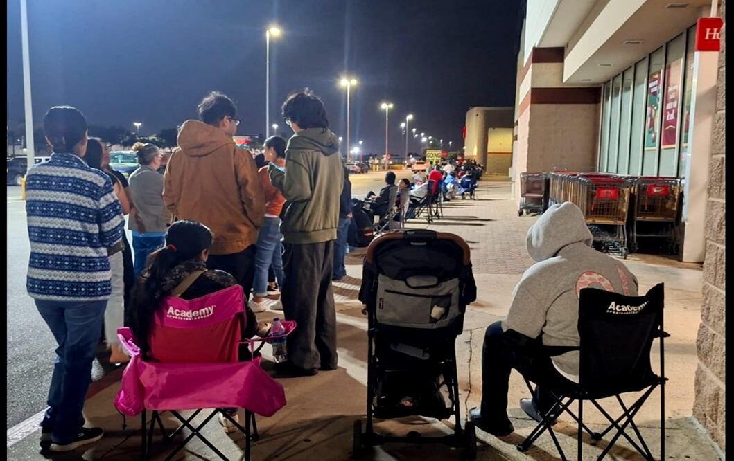 Aunque connacionales tuvieron que esperar hasta cuatro horas para poder cruzar el Puente Internacional Reynosa-Hidalgo, por remodelaciones, no les impidió llegar antes de la apertura de los centros comerciales. Foto: Sandra Tovar/EL UNIVERSAL