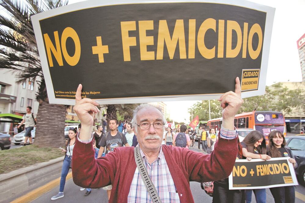 Un hombre, en una manifestación por el Día Internacional de la Eliminación de la Violencia contra la Mujer, en Santiago de Chile. Foto: ARCHIVO EFE