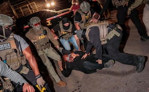 Agentes del ICE detienen a un manifestante durante las protestas frente al centro migratorio Delaney Hall en Newark (28/05/2026). Foto: AFP