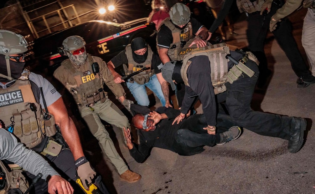 Agentes del ICE detienen a un manifestante durante las protestas frente al centro migratorio Delaney Hall en Newark (28/05/2026). Foto: AFP