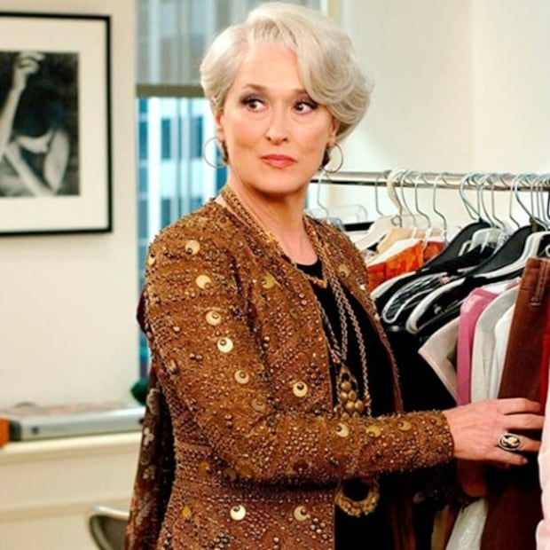 Guía para combinar prendas y accesorios dorados