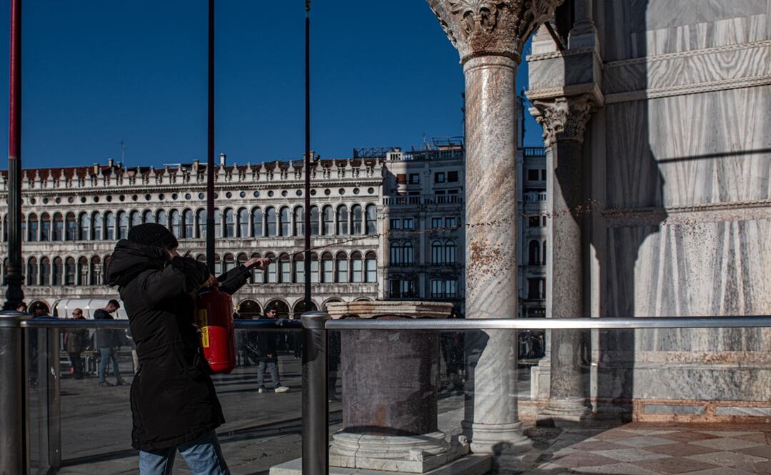 Los manifestantes usaron extintores para rociar barro líquido en las paredes de la iglesia, antes de desplegar una pancarta que decía "fondo de reparación". Foto: EFE