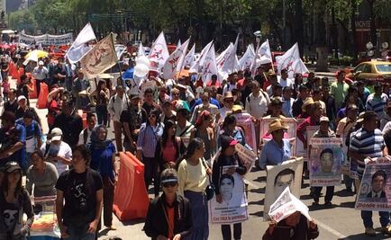 Padres de Ayotzinapa arriban a sede de PGR 