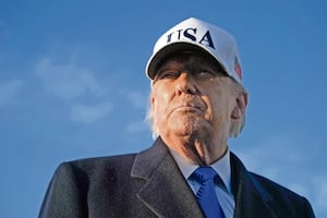 Tras "bombardeo poderoso" a isla iraní, Trump insiste que Irán está "totalmente derrotado"; "quiere un acuerdo", dice 