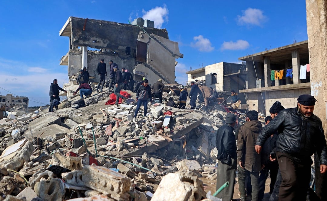 Sirios buscan víctimas y sobrevivientes bajo los escombros de un edificio derrumbado en la ciudad de Jindayris, controlada por los rebeldes. FOTO: AFP