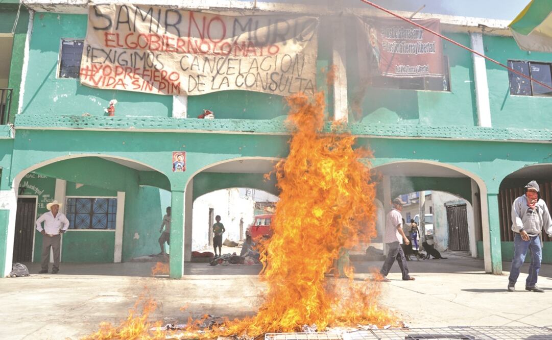 En la comunidad de Amilcingo habitantes que se oponen a la termoeléctrica de Huexca quemaron las boletas de la consulta ciudadana. Fotografía: TONY RIVERA