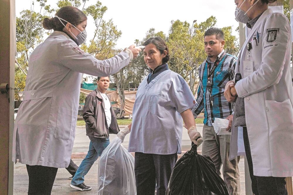 En diversos hospitales, las medidas preventivas contra el padecimiento son constantes entre el personal. Para entender el comportamiento del coronavirus, científicos de diversos institutos y de la UNAM descifraron el genoma del Covid-19. Foto:AFP