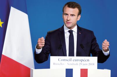 Presidente de Francia busca "rearme cívico" en las escuelas; analiza uniforme y obligatoriedad de aprender el himno