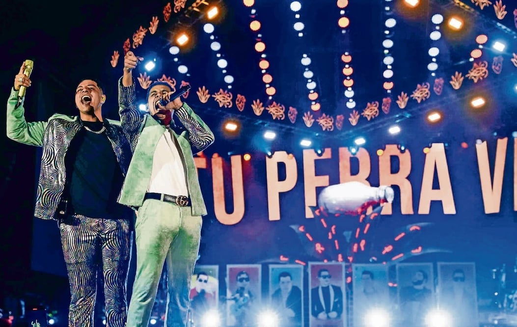 En la imagen los vocalistas de Grupo Firme en el Zócalo de la Ciudad de México. Foto: Diego Simón, Archivo El Universal