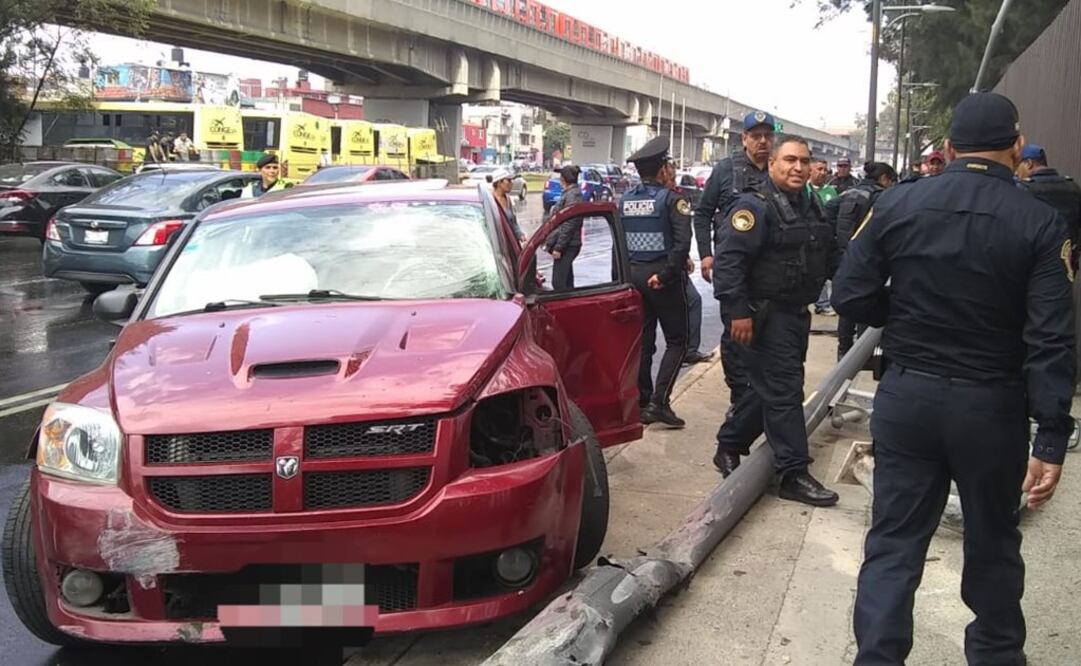 Policías que también se encontraban en la zona detuvieron al conductor, de 24 años, como presunto responsable de los hechos. Foto: Especial