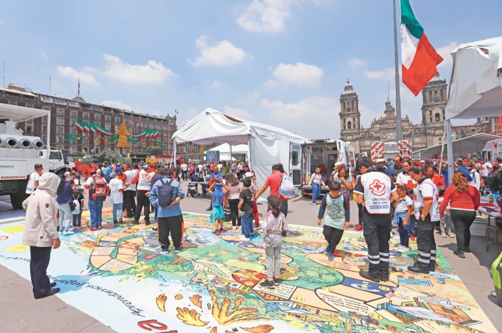 Paseantes aprovecharon el Zócalo peatonal y asistieron a la Feria de Protección Civil que se realizó en la Plaza de la Constitución, donde servicios de emergencias les explicaron algunas tácticas de supervivencia. Foto/BERENICE FREGOSO. EL UNIVERSAL