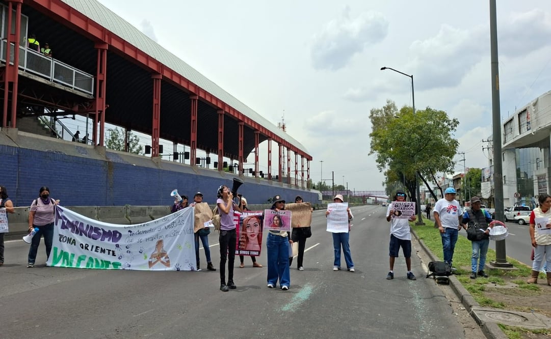 Familiares de víctimas de feminicidio bloquean Calzada Ignacio Zaragoza. Foto: Brenda Martínez