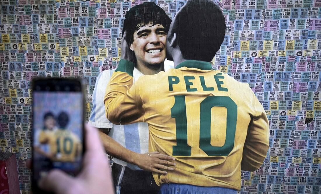 Maradona y Pelé abrazados en una pintura de las calles de Buenos Aires / Foto: AFP