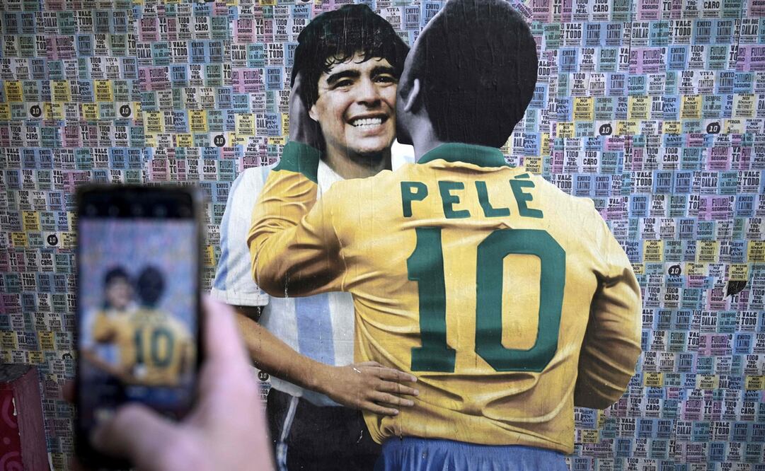 Maradona y Pelé abrazados en una pintura de las calles de Buenos Aires / Foto: AFP