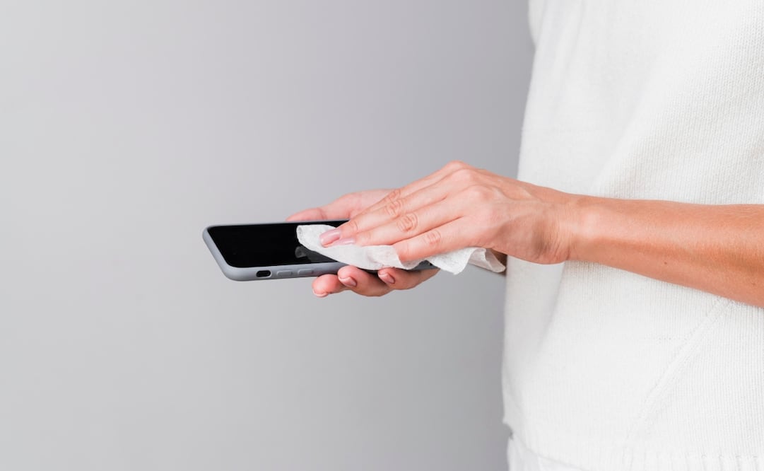 Descubre cada cuándo y cómo limpiar tu celular externamente. Imagen: Freepik