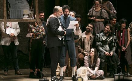 Miguel Bosé y Benny Ibarra se besan en el teatro